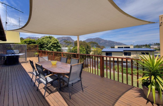 Stunning views of the Hazards. Fireplace. Free wifi. Outdoor dining. In town