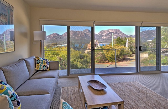 Stunning views, set on the edge of the Freycinet National Park. Fireplace & wifi