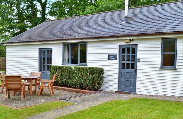 Stunning villa for 4 guests with hot tub, pool, WIFI