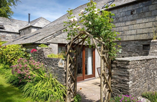 Stunning villa for 5 people with hot tub, WIFI, patio, pets allowed and parking