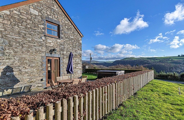 Stunning villa for 6 guests with WIFI, hot tub, TV, pets allowed and parking