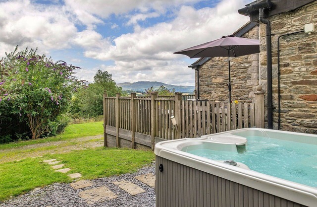 Stunning villa for 4 people with WIFI, hot tub, terrace and pets allowed