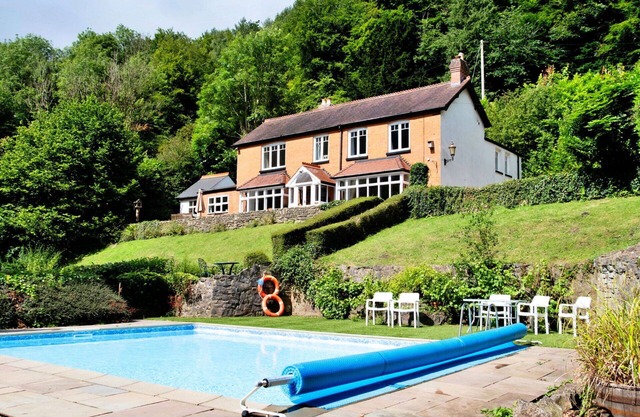 Stunning villa for 14 people with WIFI, private pool, terrace, pets allowed and parking