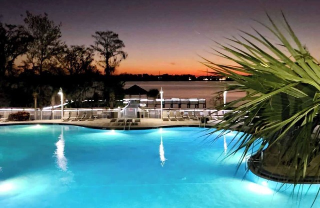 Stunning waterfront Views 1 mile to Disney 2 bath