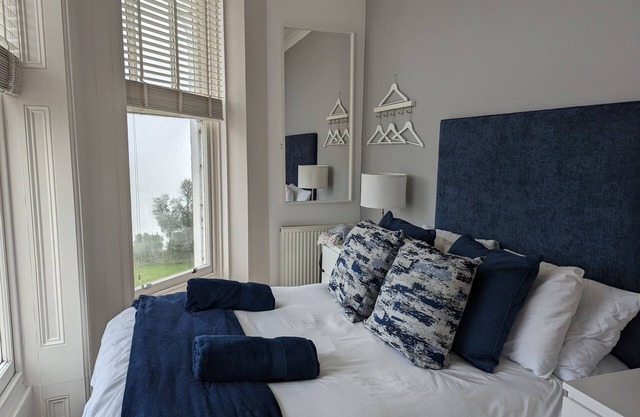 Stylish 1 Bed Apartment with Sea views