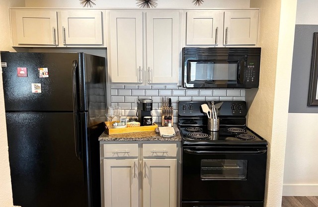 Stylish 1-Bed Apt w/ Gifts near Downtown & Airport
