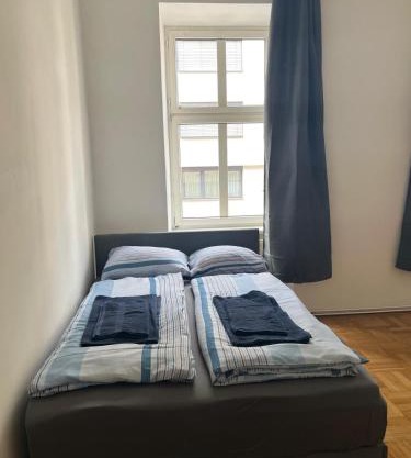 Stylish 1BR City Apartment for 5, Great Location