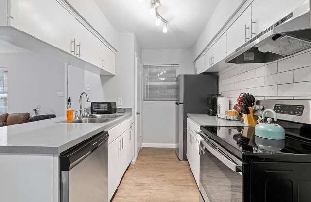 Stylish 1BR Near UT Highland Evonify