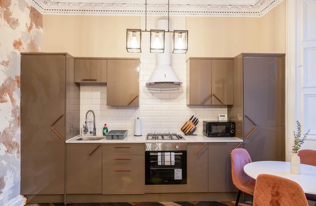 Stylish 2 Bed Flat-free Parking