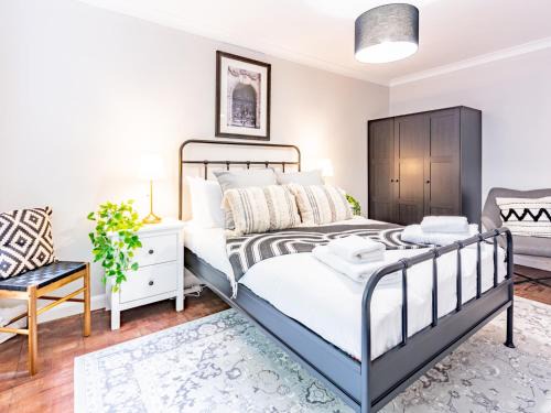 Stylish 2-Bedroom Flat in Great Warley – Sleeps 6 Pass the Keys