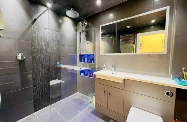 Stylish 2BD Flat with Parking, Beckenham