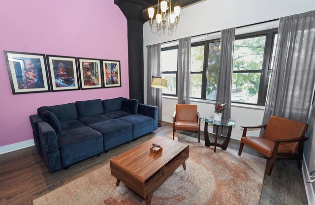 Stylish 2BR Cozy South Loop Suite Near McCormick
