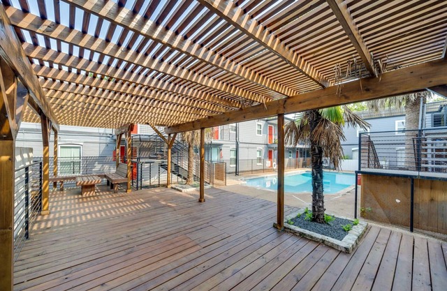 Stylish 2BR Near UT Hyde Park Evonify