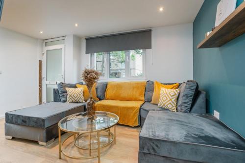 Stylish 4 bed, 4 En-suite in City Centre, Parking