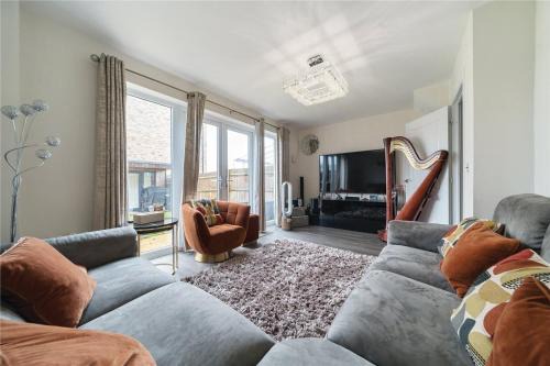 Stylish 4BR with Summerhouse