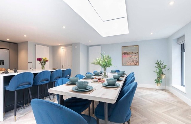 Stylish 5 Bedroom 4 Bathroom Townhouse
