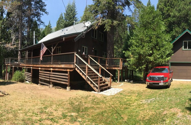 Stylish and Modern Cabin on the River's Edge, Minutes to Skiing and Adventure!!
