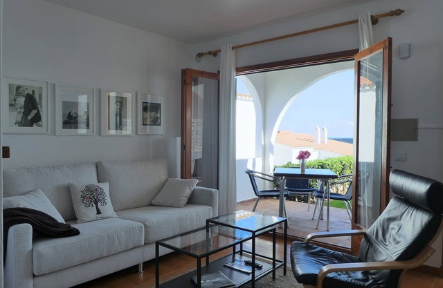 Stylish apartment with sea views - 5 min walk to the beach!