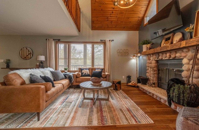 Stylish Cabin-Hot Tub Game Room Near Sand Valley