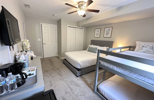 Stylish & Comfy Family Getaway in Pueblo West