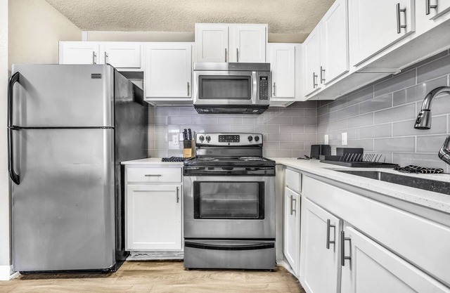 Stylish Condo Near Midtown W/Pool Free Parking & Wheelchair Accessible
