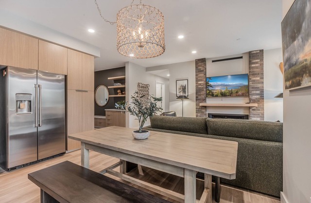 Stylish Condo w/Hot Tub in Heart of Downtown Sandpoint
