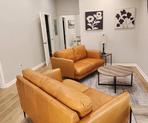 Stylish Cottage Near Airport