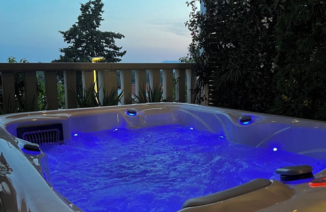 Stylish Double Room + Breakfast & Private Jacuzzi