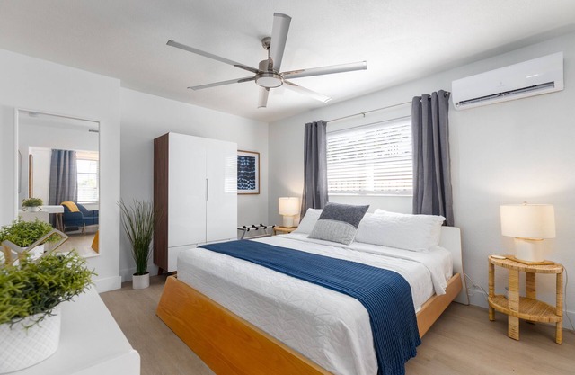 Stylish East Lauderdale Efficiency. 1 Mile to Beach! Comfy King Bed, Beach Gear