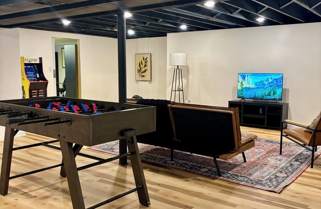 Stylish family home w/game room and arcade not far from arrowhead stadium