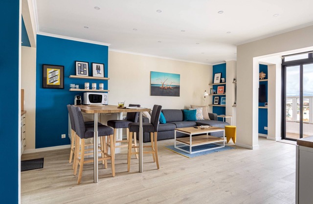 Stylish flat w/balcony overlooking the sea