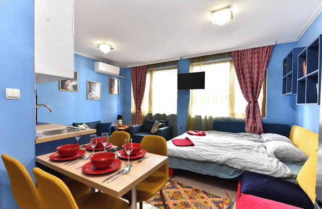 Stylish fully equipped studio with AC across from the gondola station!