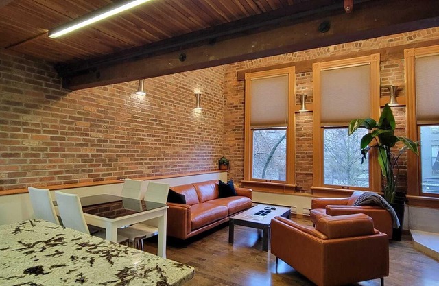 Stylish Gastown Loft w/Soaker Tub & Fireplace