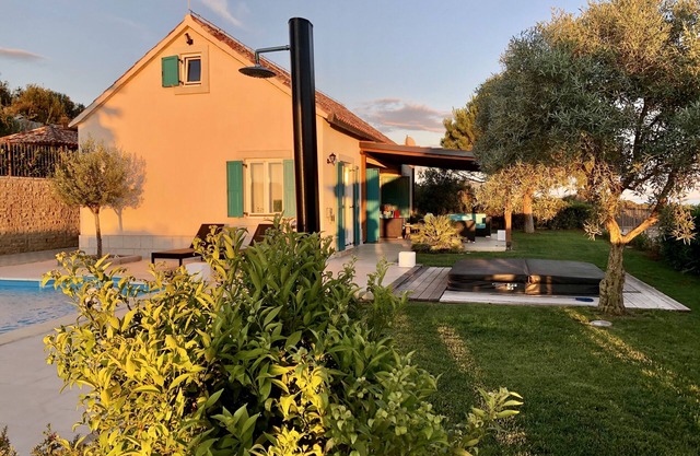 Stylish holiday home in a dream location pool, parking, WiFi