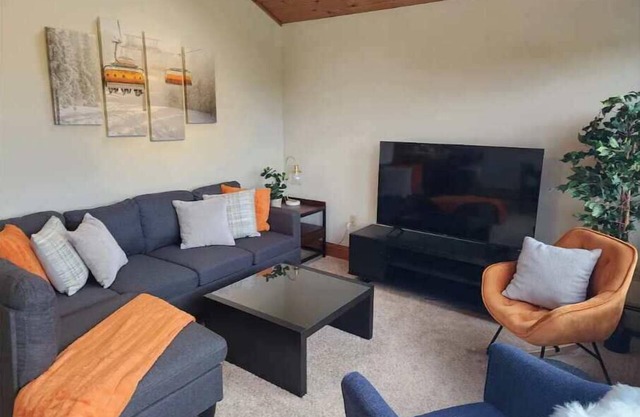 Stylish home w/WD, stunning views, mins to Okemo