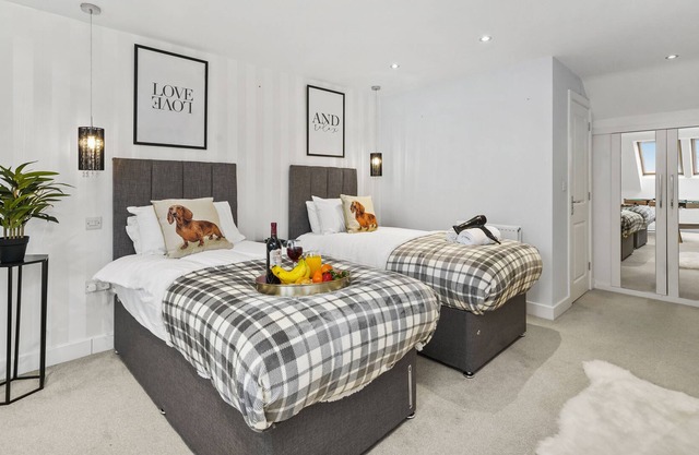Stylish House with Pool Table, Fast Wifi, Smart TVs w/ Netflix by Yoko Property