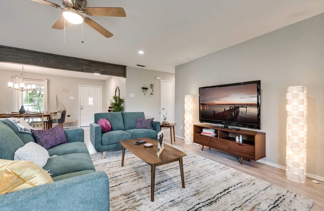 Stylish Mid Century Modern Home @ Lake Ray Hubbard