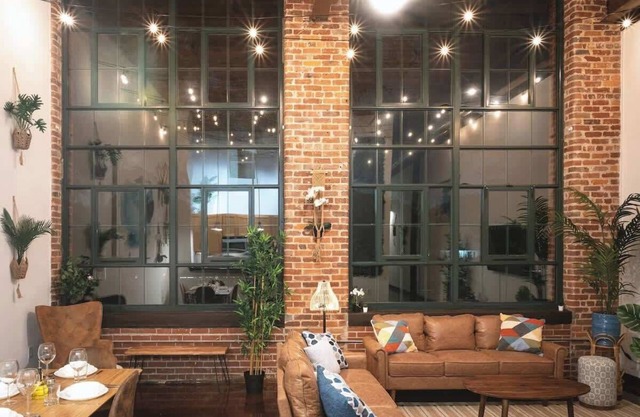 Stylish mill loft w/2 king beds, gym & pool