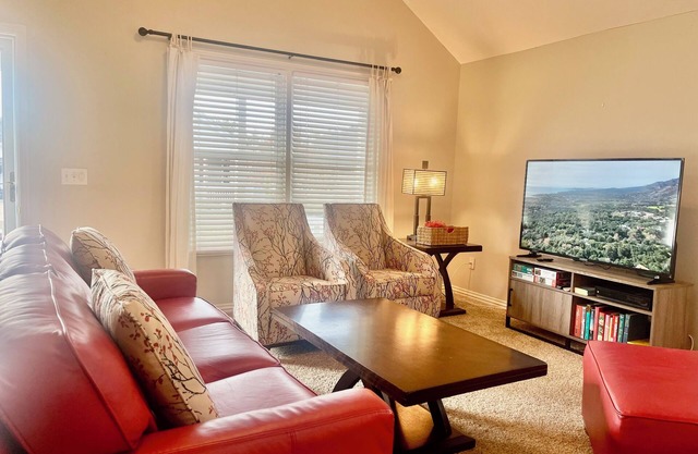 Stylish, Modern 3-bedroom home in Ozark. Near Finley Farms, park, library