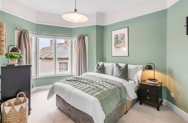 Stylish, newly renovated 2bed seaside apartment