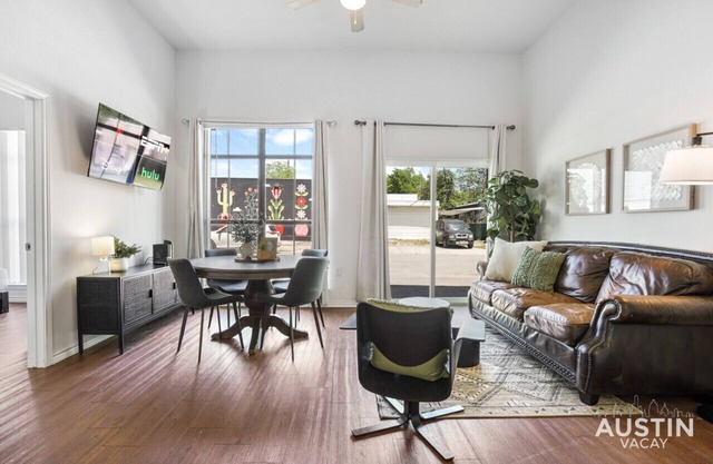 Stylish North Lamar Gem for a Group + Free Parking