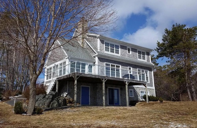 Stylish Oceanfront Retreat Near Lunenburg
