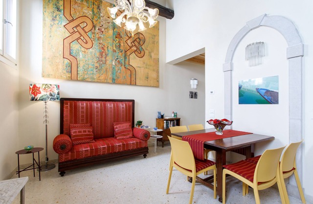 Stylish place ideal for the Biennale in Venice. A short walk from St Mark's
