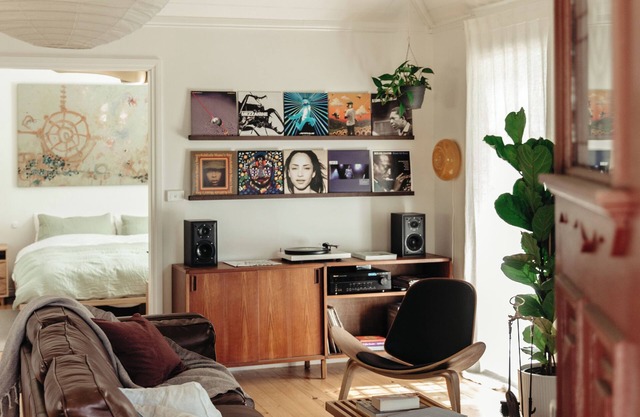 Stylish & Relaxing - Bathtub, Vinyls, Fireplace