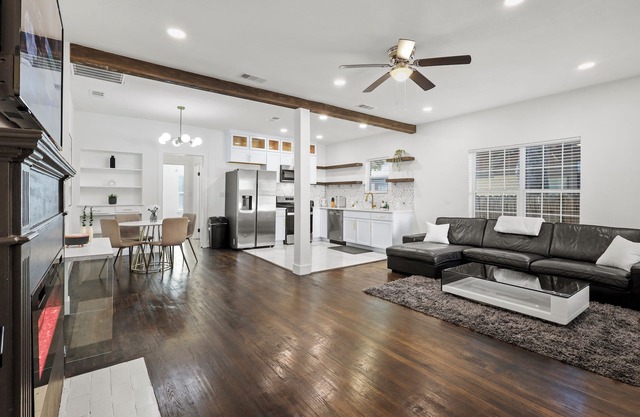 Stylish renovated 1-bedroom/1 bath duplex in Oaklawn/uptown Dallas with office