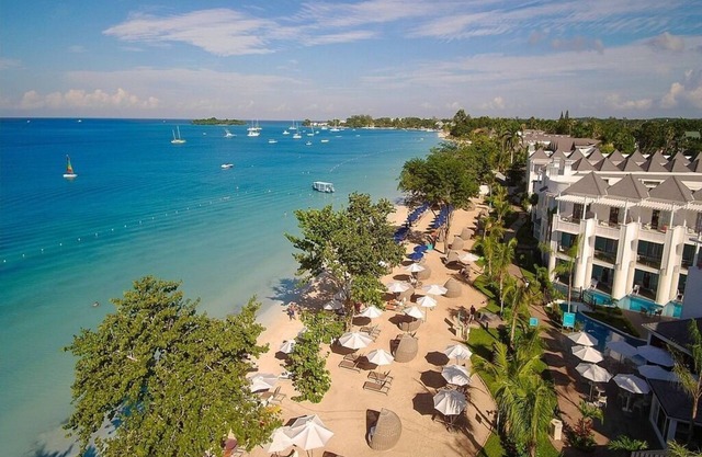 Stylish Royal Suite w/King Bed, Ocean Views & Private Patio ALL-INCLUSIVE