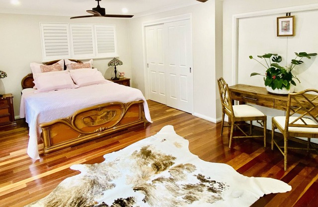 Stylish Self-Contained Guesthouse 5 mins to Trains