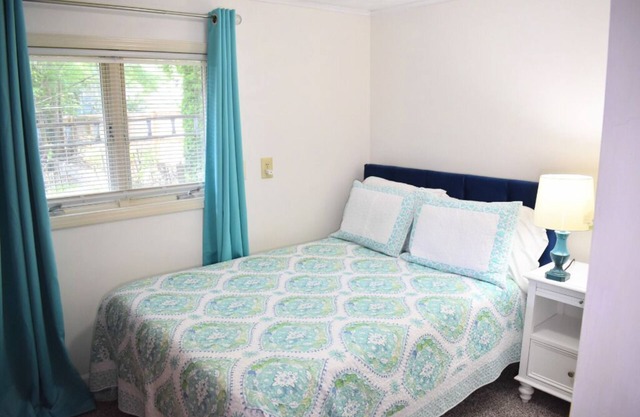Stylish & Serene Bungalow - 2BR - Fireplace - Backyard