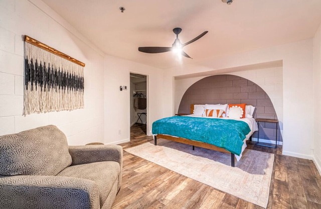Stylish-Serene Midtown Getaway: Retreat for Two