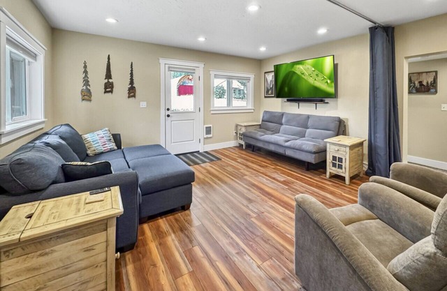 Stylish Stay with Pellet Stove Near Downtown Cascade